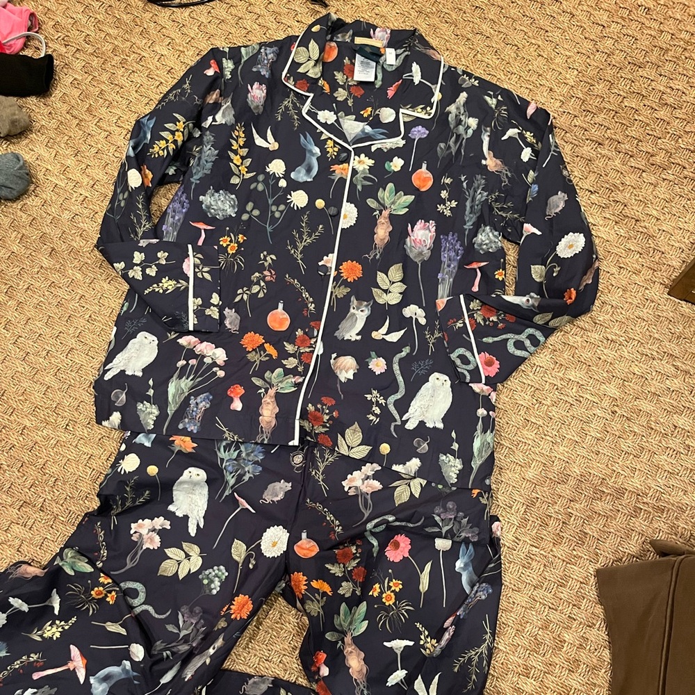 Pottery Barn Harry Potter Teen Pajamas..super cute. Very soft. Dark Navy.floral